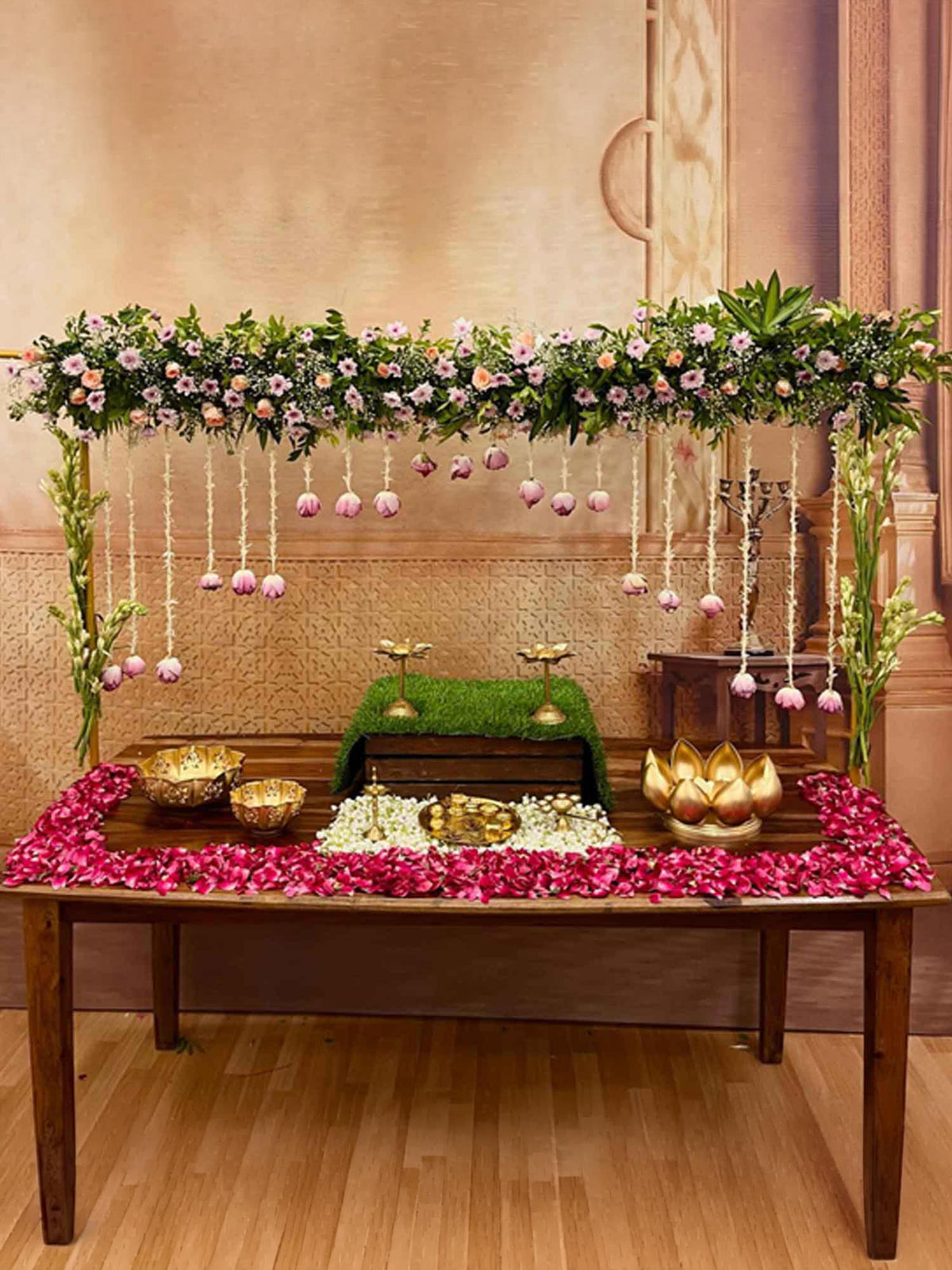 Table Stand (Gold)