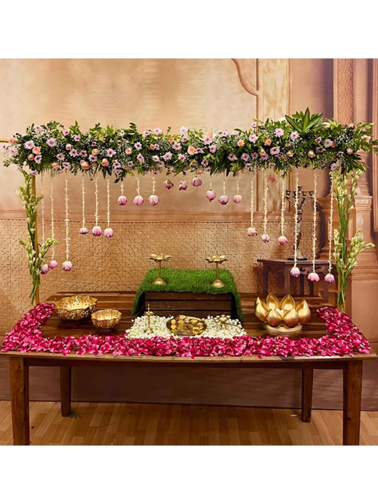 Table Stand (Gold)