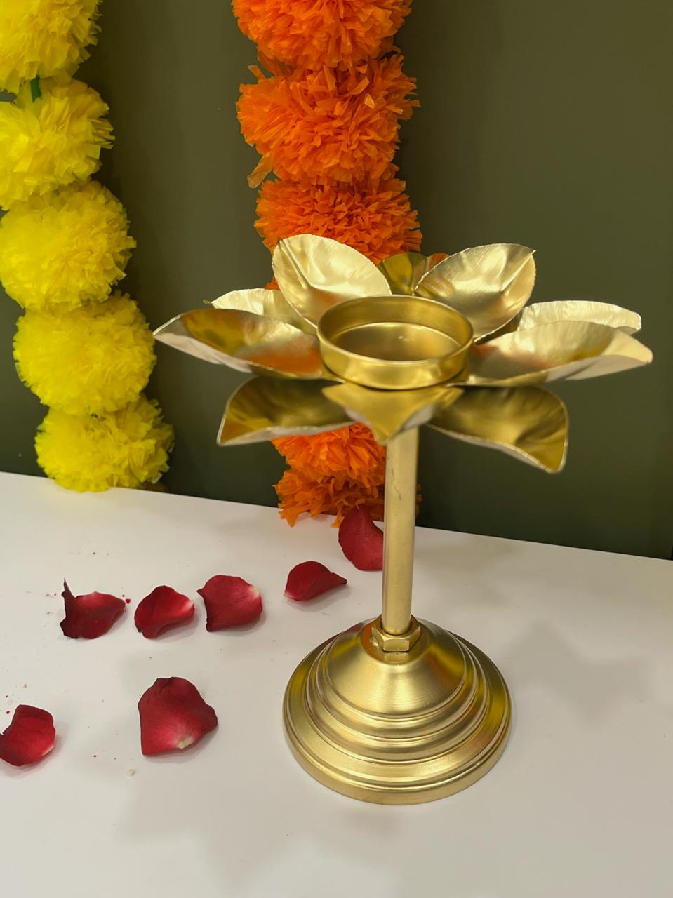 Lotus Stand - The Decor Cycle